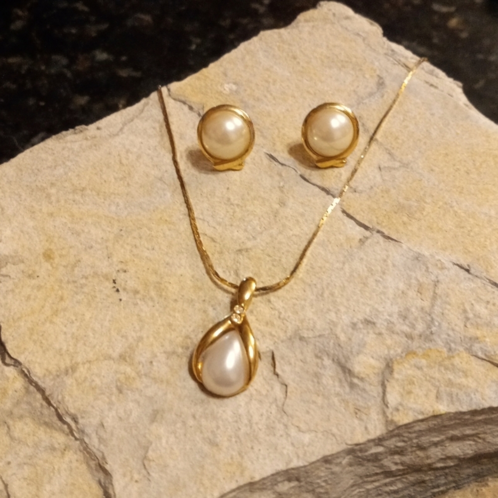 Vintage Pearls Necklace and Earrings Set Pendant on Chain Gold filled